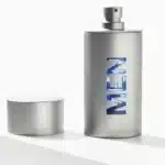 Frasco de perfume masculino em fundo branco.