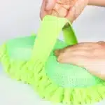 Pano de limpeza verde com puxador.