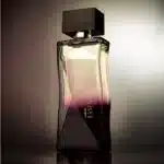Frasco de perfume moderno com design elegante.