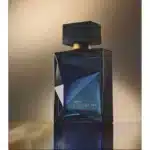 Frasco de perfume Natura Essencial Oud em fundo neutro.