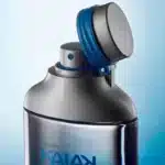 Frasco de perfume Natura com tampa azul.