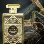 Frasco de perfume Oud Mystery Intense em fundo natural.