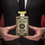 Frasco de perfume Oud Mystery Intense em mãos.