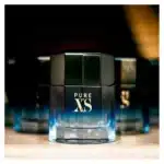 Frasco de perfume Pure XS em fundo escuro.