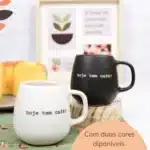 Canecas de café em cores branca e preta.