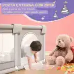 Criança brincando com porta externa em zíper.