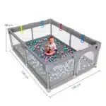 Cercadinho com bolas coloridas e bebê brincando