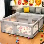 Brincadeira segura em cercado com bolinhas coloridas.