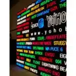 Painel colorido com marcas e slogans diversos.