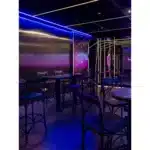 Interior de um bar moderno com luzes neon.