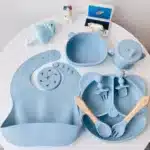 Conjunto de pratos e utensílios infantis azuis