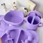 Conjunto de utensílios de silicone roxos infantis.