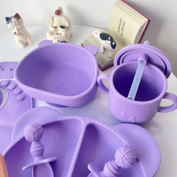 Conjunto de utensílios de silicone roxos infantis.
