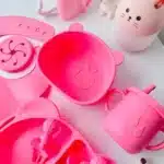 Conjunto de utensílios de cozinha rosa para crianças.