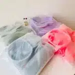 Embalagens coloridas de produtos variados sobre mesa.