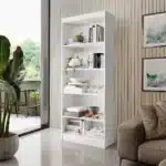 Estante branca com livros e decoração moderna.