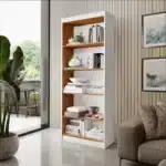 Estante moderna com livros e decoração minimalista.