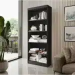 Estante moderna com livros e decoração minimalista.