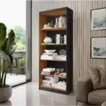 Estante moderna com livros e decorações elegantes.