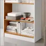 Estante com livros e objetos decorativos.