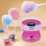 Máquina de algodão doce rosa com doces coloridos.