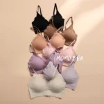 Vários sutiãs em cores diferentes sobre fundo claro
