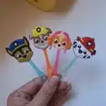 Quatro clipes de personagens de cachorros coloridos.