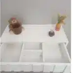 Mesa branca decorada com objetos diversos