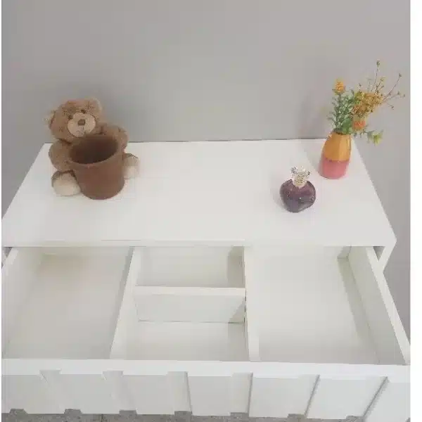 Mesa branca decorada com objetos diversos