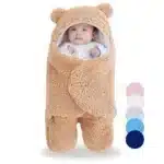 Bebê embrulhado em um cobertor macio e fofinho.
