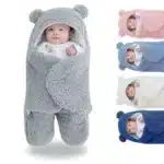 Bebê envolto em cobertor de urso felpudo.