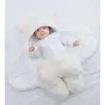 Bebê enrolado em cobertor aconchegante masculino.
