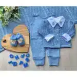 Conjunto de roupa azul para bebê com sapatinhos.
