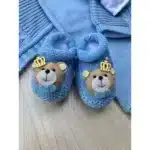 Sapatinhos azuis para bebês com ursinho estampado.