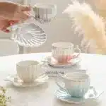 conjunto de xícaras elegantes sobre mesa clara