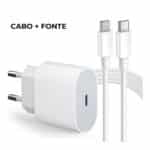 Kit carregador iPhone 20W Turbo Tipo-C com cabo Lightning em caixa branca sobre fundo azul claro