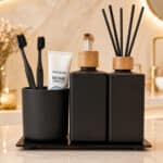 kit banheiro lavabo luxo vidro square preto fosco com saboneteira aromatizador copo e bandeja sobre pia