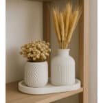kit vasos decorativos gesso Susy 3 peças com bandeja branca sobre mesa