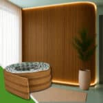 painel ripado autocolante cinamomo aplicado em parede de sala decorada com sofá e plantas