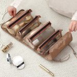 Acessorio beleza: bolsa nécessaire estojo de utensílios e maquiagem aberta com pincéis e batons organizados
