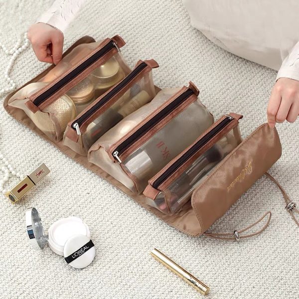 Acessorio beleza: bolsa nécessaire estojo de utensílios e maquiagem aberta com pincéis e batons organizados