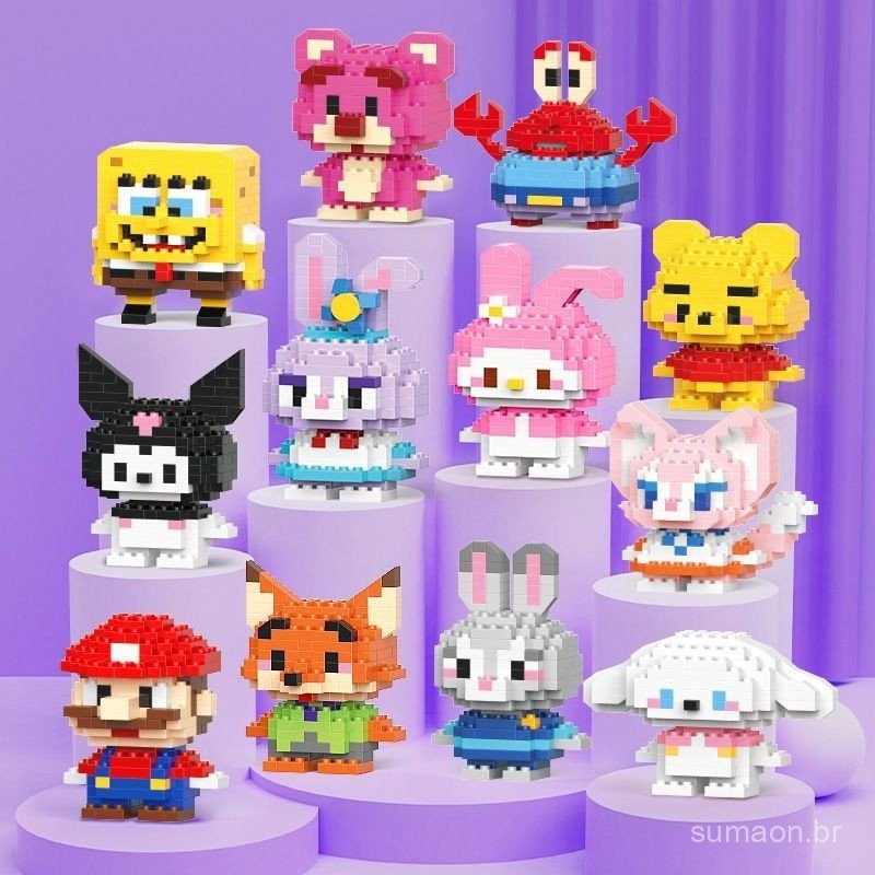 Blocos de montagem mini com personagens de anime coloridos sobre mesa branca