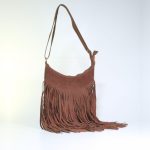 bolsa feminina de camurça com franja estilo boho em tom marrom