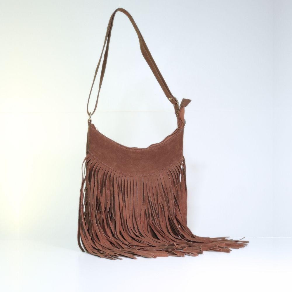 bolsa feminina de camurça com franja estilo boho em tom marrom