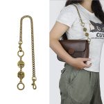 bolsa feminina com alça de corrente extensível e detalhes em metal para uso transversal ou de ombro