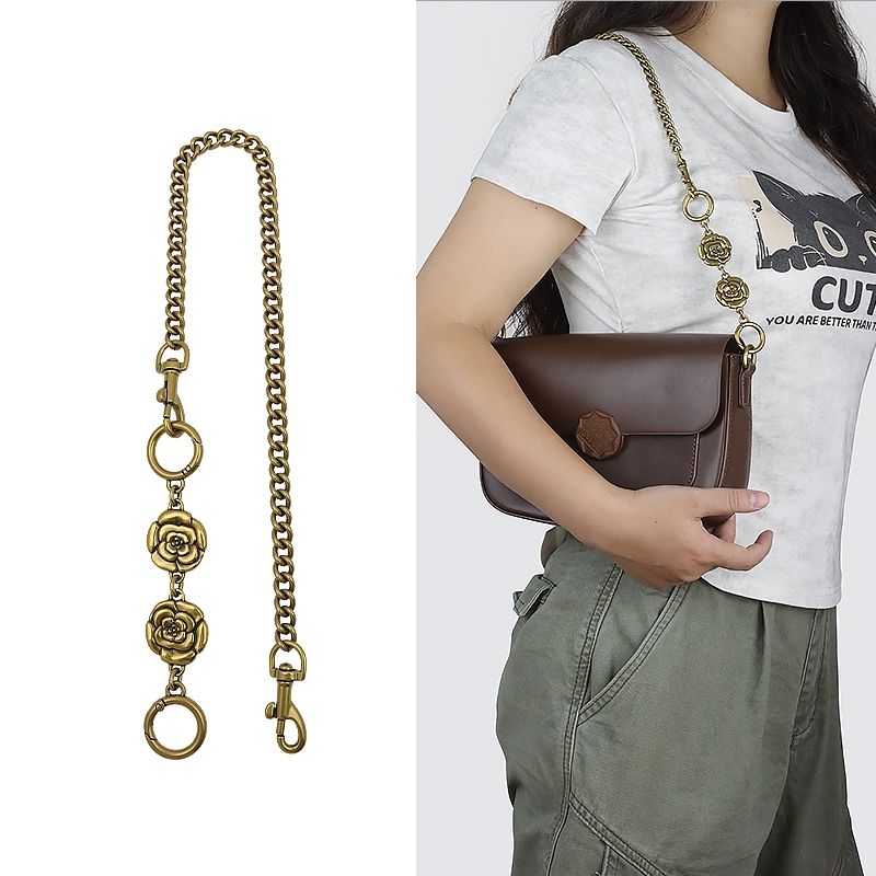bolsa feminina com alça de corrente extensível e detalhes em metal para uso transversal ou de ombro