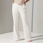 Calça feminina social de alfaiataria frare boca de sino com cintura alta e bolsos funcionais