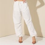 calca feminina jogger street ampla com bolsos funcionais e elástico na cintura e bainha