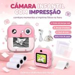 Câmera de impressão instantânea para crianças em uso, menina sorrindo segurando a foto impressa
