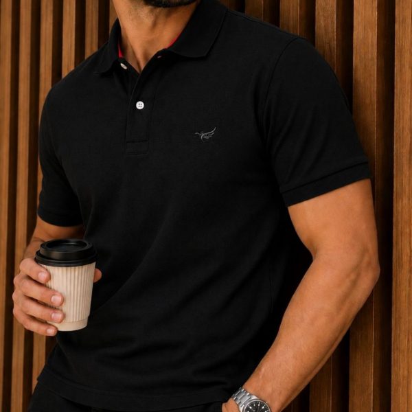 Camisa Polo Básica Masculina Piquet Slim em modelo caucasiano